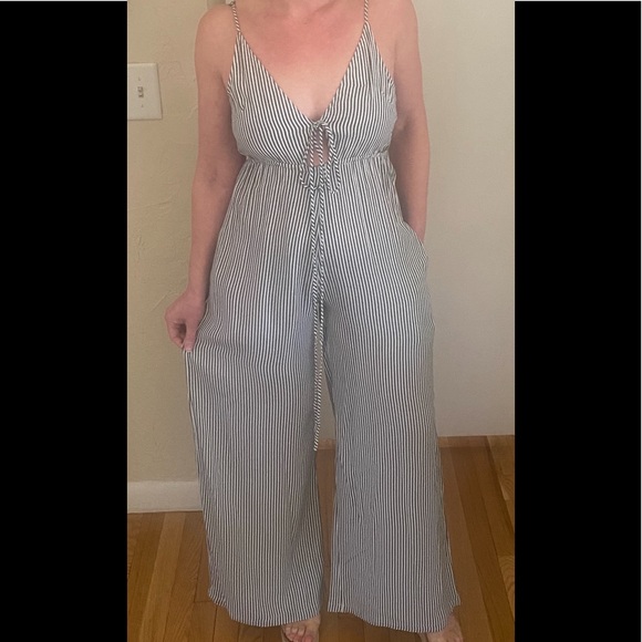 Women’s White and Green tie front Pinstriped Jumpsuit! - Picture 2 of 3